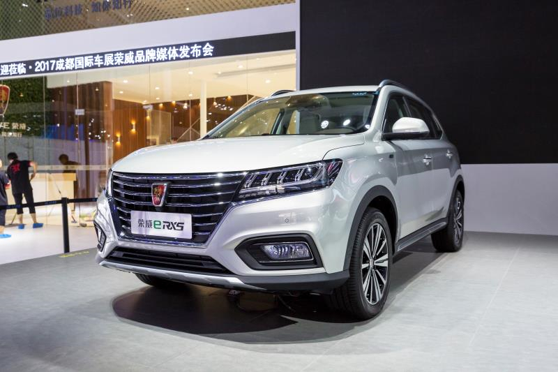 全新荣威950、荣威e950定义“高级轿车” 成都车展亮相售价16.88万起 互联网汽车上市一周年 系统升级带来颠覆式进化